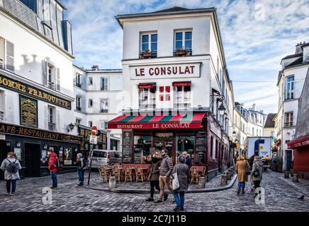 Paris, Frankreich, Feb 2020, urbane Szene beim Restaurant`Le Consulat`im Herzen des Montmartre-Viertels Stockfoto